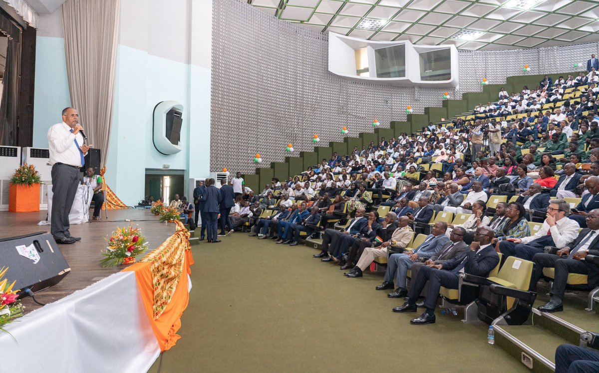 ACHIPatrick4's tweet photo. À l’@inphbpolytech  de #Yamoussoukro, échanges inspirants avec une jeunesse brillante.
Dans un monde exigeant, l’Afrique doit produire, innover, former, bâtir davantage.
Avec @AOuattara_PRCI, la Côte d’Ivoire avance.
À cette génération d’aller plus loin encore.
#Ensemble 🇨🇮 https://t.co/84zDewJDIM