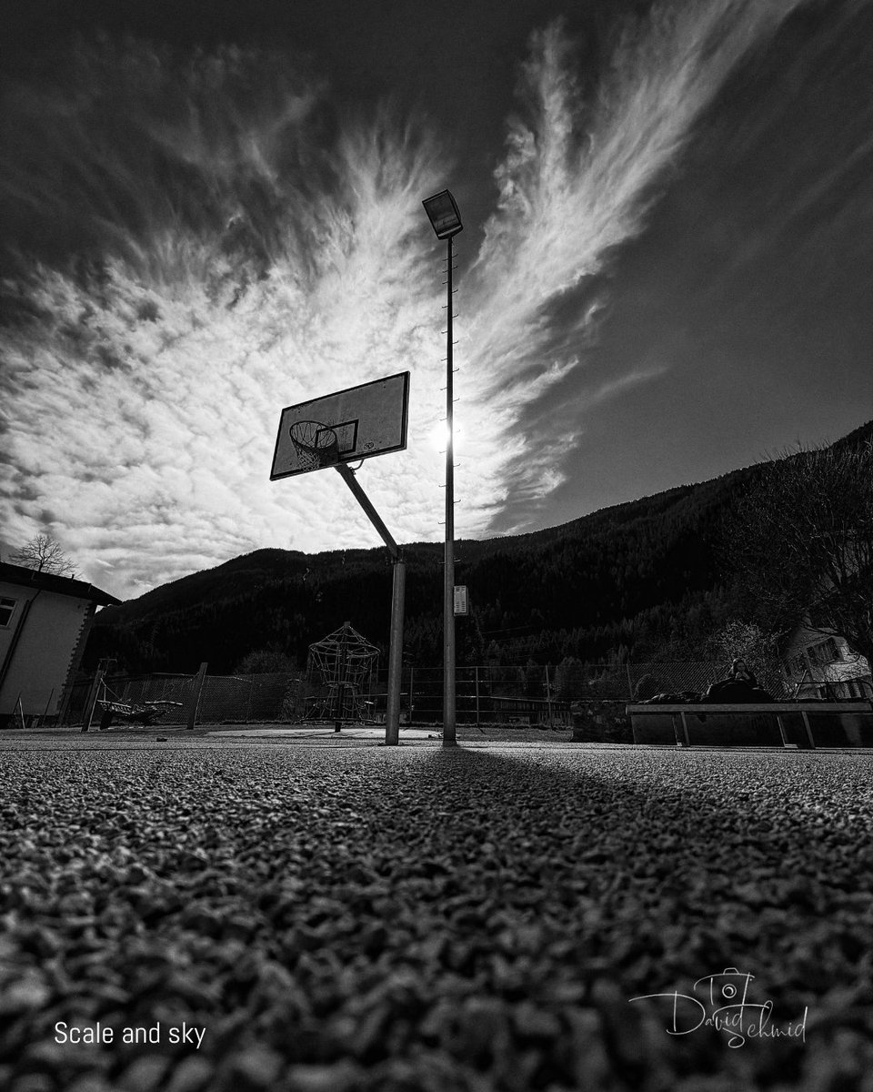 dschmidphoto's tweet image. Wide perspectives stretch reality, turning simple scenes into something expansive and dramatic. 🌤️📸

#LandscapePhotography #BasketBall #BlackAndWhite