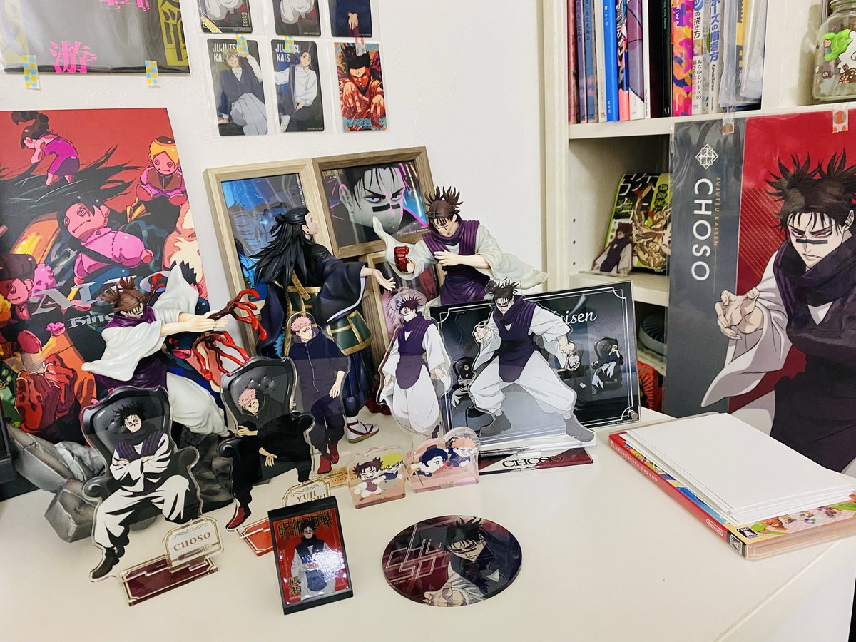 これに囲まれながら毎日ゲームしてます、幸せ🥹壁にはポスターが死ぬ
