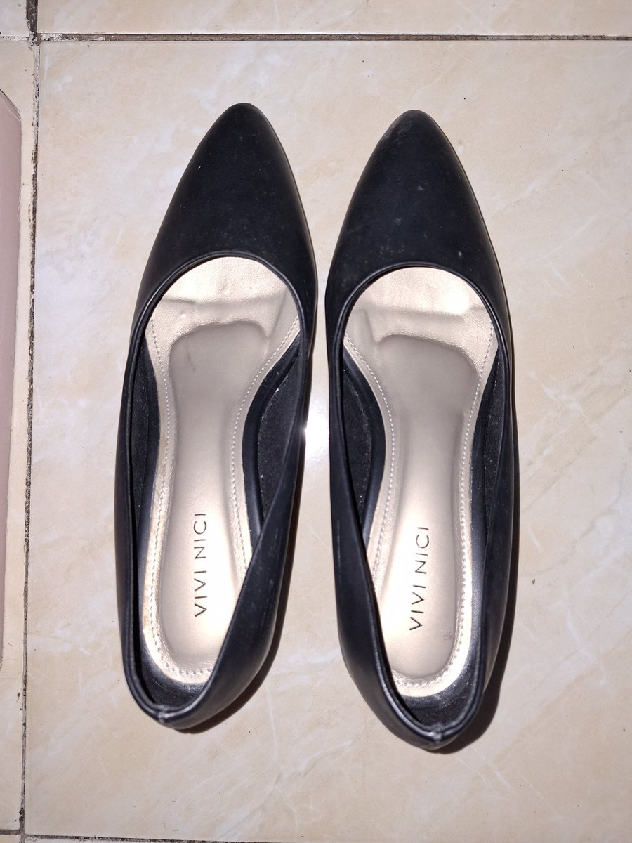 ca_eyn's tweet photo. preloved heels Vivi Nici 5cm size 39 (estimasi panjang kaki 23.5, lebar kaki 8.5, insole 25.5cm) warna hitam solid, beli di harga 170k, aku jual 110k aja
minus lecet dikit, baru dipake sekali buat pelantikan, dijual karna kebesaran #wts #preloved #heels https://t.co/zoBBlfz0nn