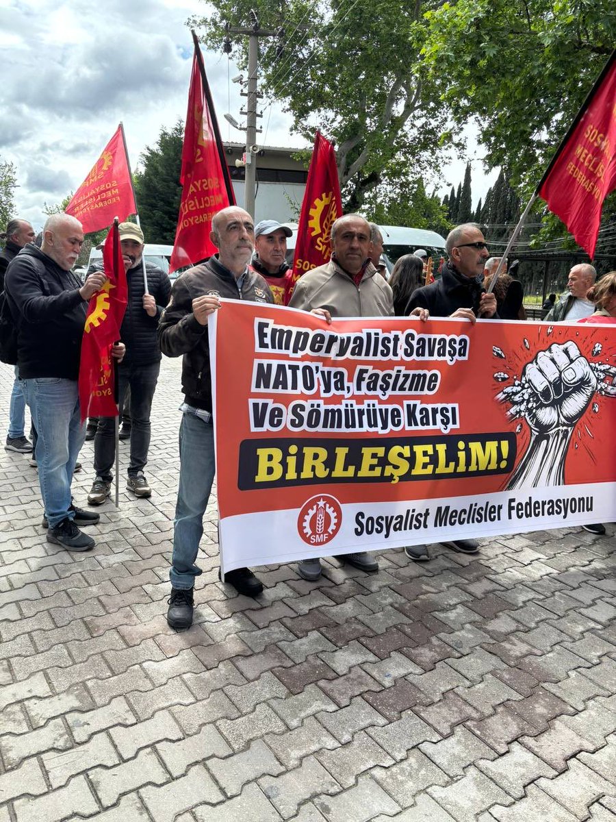 SMFederasyonu's tweet photo. 📍 Balıkesir Altınoluk - 1 Mayıs 2026

Balıkesir Altınoluk 1 Mayıs’ında alandaydık! 

Emperyalist savaşa, NATO’ya, faşizme ve sömürüye karşı birleşelim! 

Yaşasın 1 Mayıs!
Bijî 1 Gulan! https://t.co/SNv1mMOC1U
