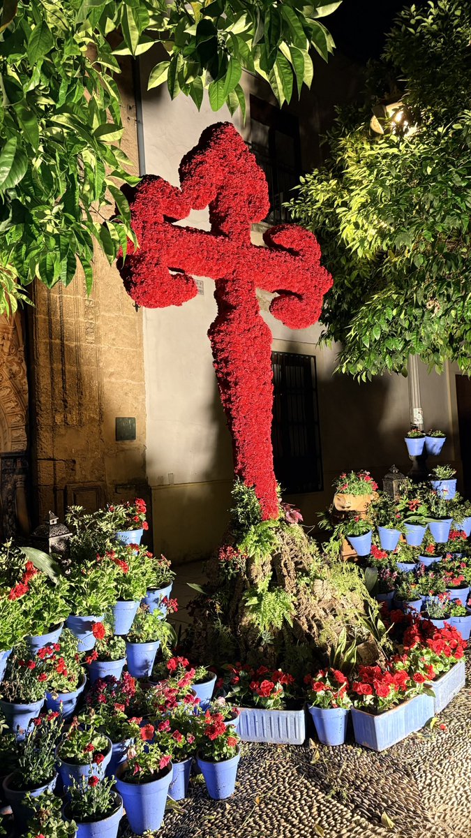 annaincolour's tweet photo. Celebrando el mayo cordobés con las cruces 🌹🪻🌺🌸🌷 #crucesdemayo https://t.co/MMoRBeKWjT