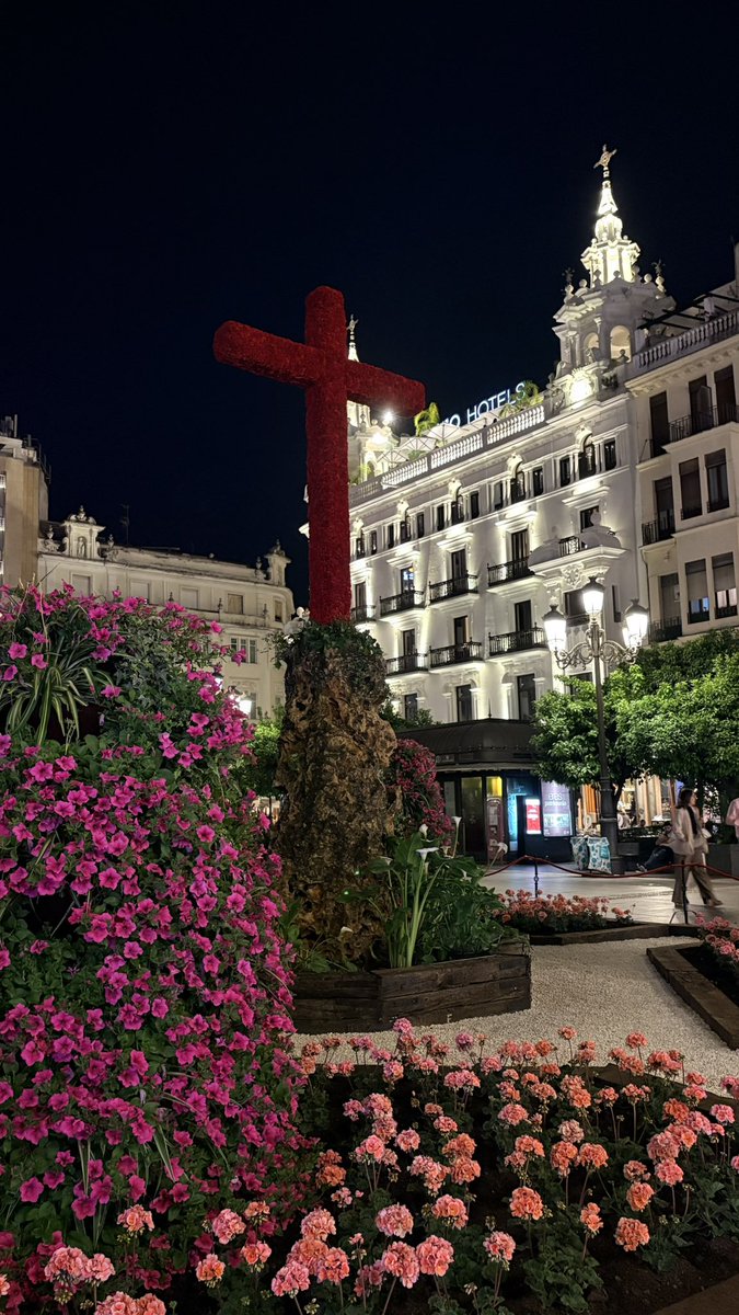 annaincolour's tweet photo. Celebrando el mayo cordobés con las cruces 🌹🪻🌺🌸🌷 #crucesdemayo https://t.co/MMoRBeKWjT