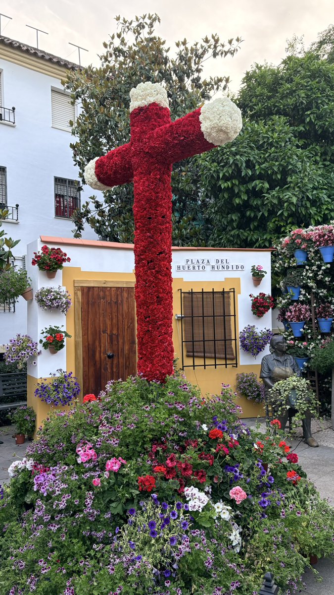 annaincolour's tweet photo. Celebrando el mayo cordobés con las cruces 🌹🪻🌺🌸🌷 #crucesdemayo https://t.co/MMoRBeKWjT