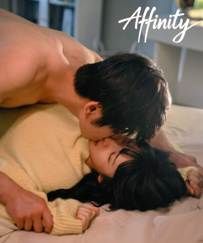 joyandvictoriaT's tweet image. The chemistry is truly CHEMISTRY-ING! 🔥 From slow burns to "can’t keep their hands off each other," these dramas didn't just raise the bar—they broke it. 📈
If you had to crown the **ULTIMATE King of #KDrama/#CDrama Kisses, who is taking the throne? 👑
1️⃣ #ThePrisonerOfBeauty
2️⃣