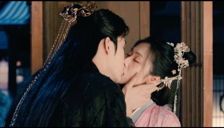joyandvictoriaT's tweet image. The chemistry is truly CHEMISTRY-ING! 🔥 From slow burns to "can’t keep their hands off each other," these dramas didn't just raise the bar—they broke it. 📈
If you had to crown the **ULTIMATE King of #KDrama/#CDrama Kisses, who is taking the throne? 👑
1️⃣ #ThePrisonerOfBeauty
2️⃣