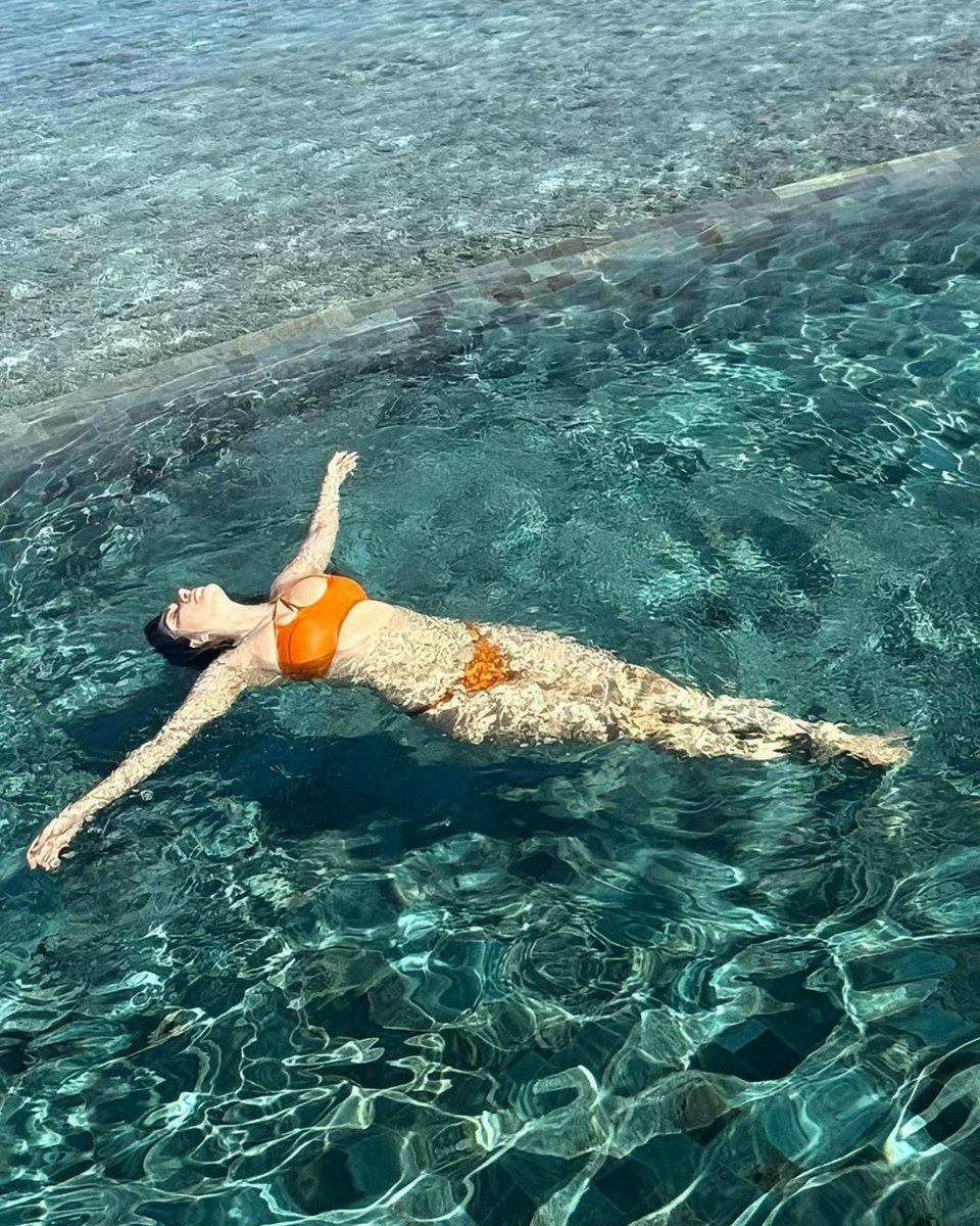 BollywoodSirens's tweet image. The Beautiful @advani_kiara shares her Latest Holiday Pics from Maldives in Swimwear 

#BollywoodSiren #Crush #Favorite #KiaraAdvani #Kiara 

Kiara Advani Holiday Pics