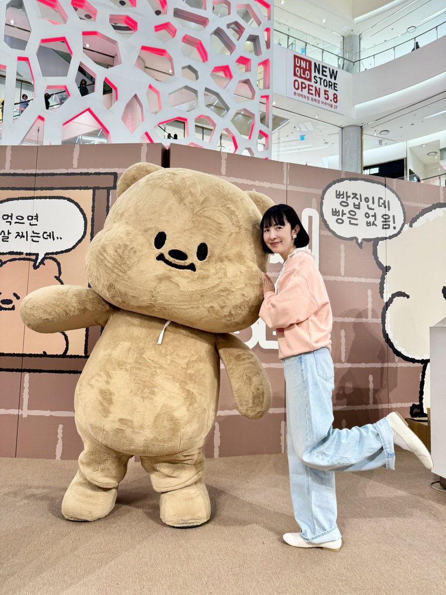 釜山のロッテ百貨店で大々的にPOP UP STOREが開催されていた韓国のキャラクター、パンゴミちゃん（パンが大好きなクマ）と写真撮りました！カワイイ！😆💕 #빵고미