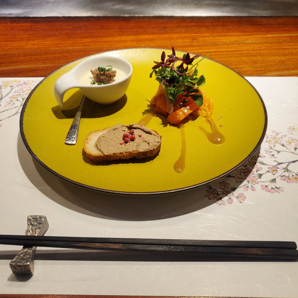 Rubyi333's tweet photo. 鉄板焼屋なんだけど前菜のサーモンがソースと合ってびっくりする美味しさだった https://t.co/9oJJ2VWdj7
