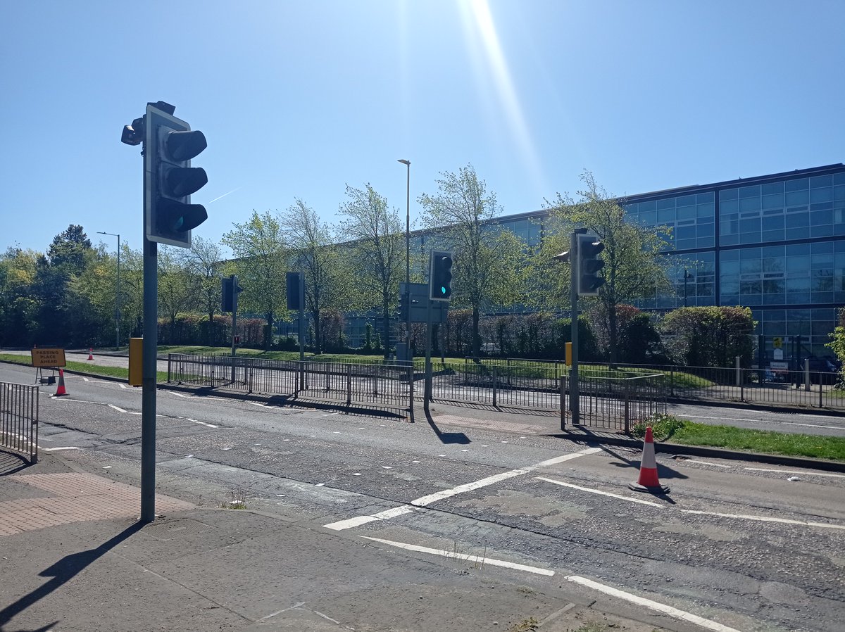 LivingStreetsEd's tweet photo. We’re continuing to press @Edinburgh_CC to improve pedestrian crossings, as we find even more which don’t respond ‘on demand’* as they should - like this one at South Gyle Access.

(* so long as 20 seconds has passed since the last red light.) https://t.co/dGnYqufmfk