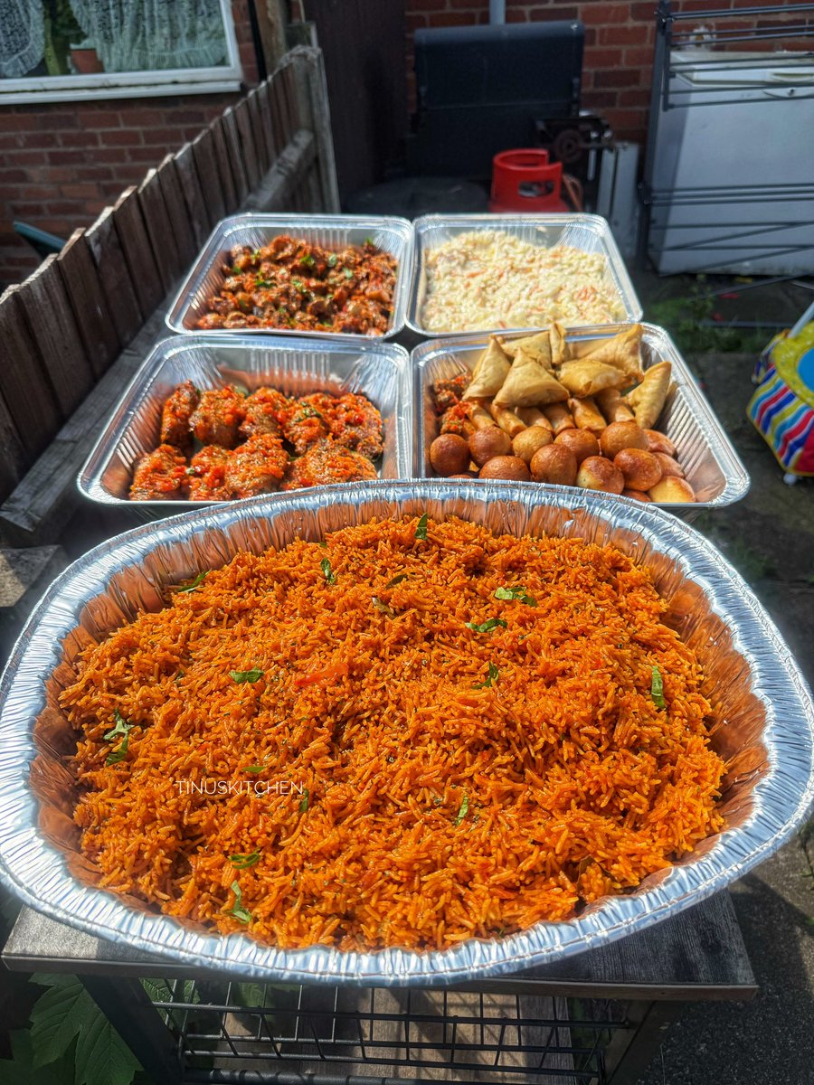TinuKuye's tweet photo. For a small gathering 😍

Jollof rice x 5 litres 
Peppered Turkey x 12
Dodogizzard x 3 litres 
Coleslaw x 2 litres 
Small chops - PuffPuff x 25, spring rolls x 12, samosas x 12, mini peppered beef x 12 https://t.co/PWrbia4CpQ