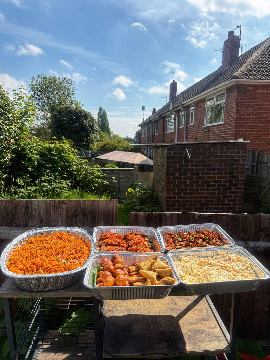 TinuKuye's tweet photo. For a small gathering 😍

Jollof rice x 5 litres 
Peppered Turkey x 12
Dodogizzard x 3 litres 
Coleslaw x 2 litres 
Small chops - PuffPuff x 25, spring rolls x 12, samosas x 12, mini peppered beef x 12 https://t.co/PWrbia4CpQ