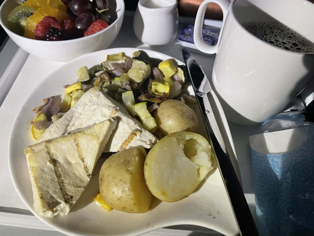 Radz_Mrk's tweet image. Aer lingus suggest you indulge with luxury dining in their business class service, carefully selected dishes suitable for all palates - vegans and meat-lovers alike. Whoever signed off on our luxury dining clearly didn’t get the memo #aerlingus #luxury #vegetarian #businessclass