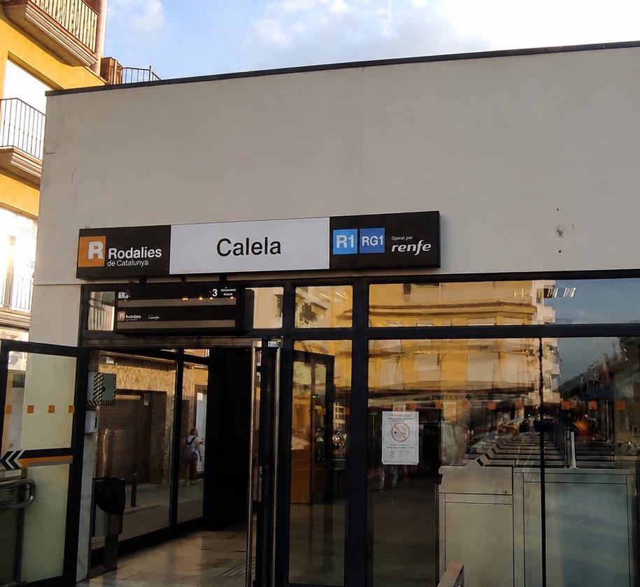 Mikel270201's tweet photo. Rodalies de Catalunya empieza la temporada de verano en la línea R1 adaptando los nombres de las estaciones a los turistas extranjeros🚂💨

De esta manera, según la empresa, facilitarán los desplazamientos de los turistas que tienden a perderse por la red. https://t.co/IR3VTgyINx