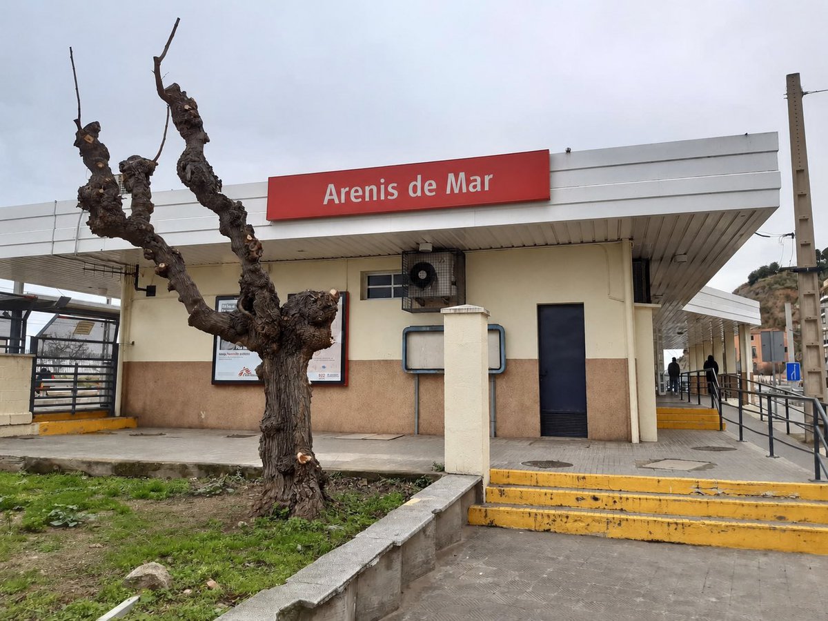 Mikel270201's tweet photo. Rodalies de Catalunya empieza la temporada de verano en la línea R1 adaptando los nombres de las estaciones a los turistas extranjeros🚂💨

De esta manera, según la empresa, facilitarán los desplazamientos de los turistas que tienden a perderse por la red. https://t.co/IR3VTgyINx