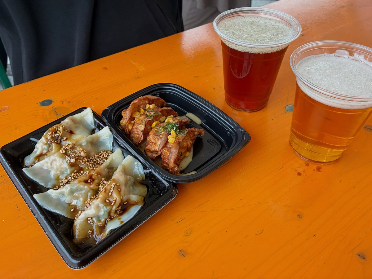 世田谷𝗱𝗼𝗴を眺めながら食べる餃子たちおいしかった🥟 ̖́-