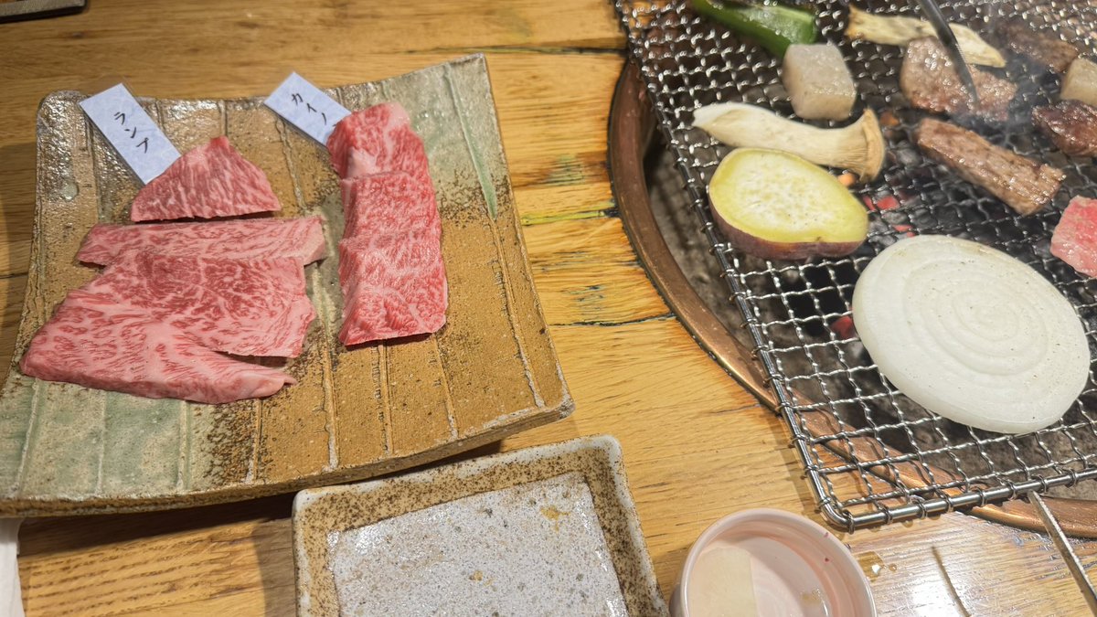 quattro_zero's tweet photo. 昨日はコストコとららぽーと行って晩御飯にグルメリア六甲で焼肉🍖
肉は世界を救う！🍖
ここはいつ来ても安定の美味しさよな、そして米も美味しい🌾
明日も長居公園の肉フェスで肉食うつもりやったのに雨っぽいんよなぁ☔️😩
#グルメリア六甲
#岸和田
#焼肉
#ららぽーと和泉
#コストコ https://t.co/RnVg9AHpvV