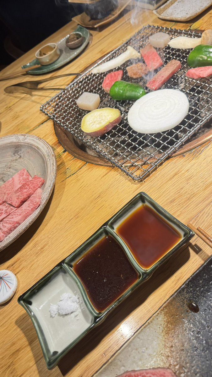 quattro_zero's tweet photo. 昨日はコストコとららぽーと行って晩御飯にグルメリア六甲で焼肉🍖
肉は世界を救う！🍖
ここはいつ来ても安定の美味しさよな、そして米も美味しい🌾
明日も長居公園の肉フェスで肉食うつもりやったのに雨っぽいんよなぁ☔️😩
#グルメリア六甲
#岸和田
#焼肉
#ららぽーと和泉
#コストコ https://t.co/RnVg9AHpvV