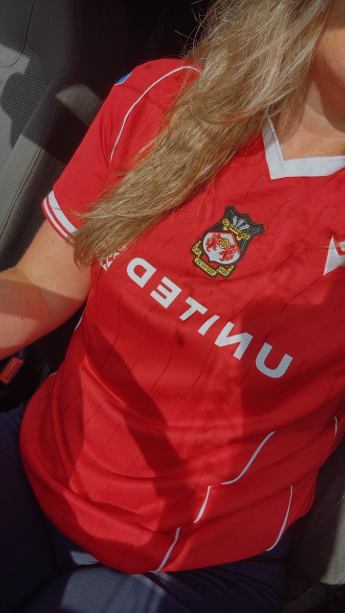 LozEvans2's tweet photo. Has to be done today 🤞🏼⚽️ #wrexham https://t.co/OKdxYTy7CR