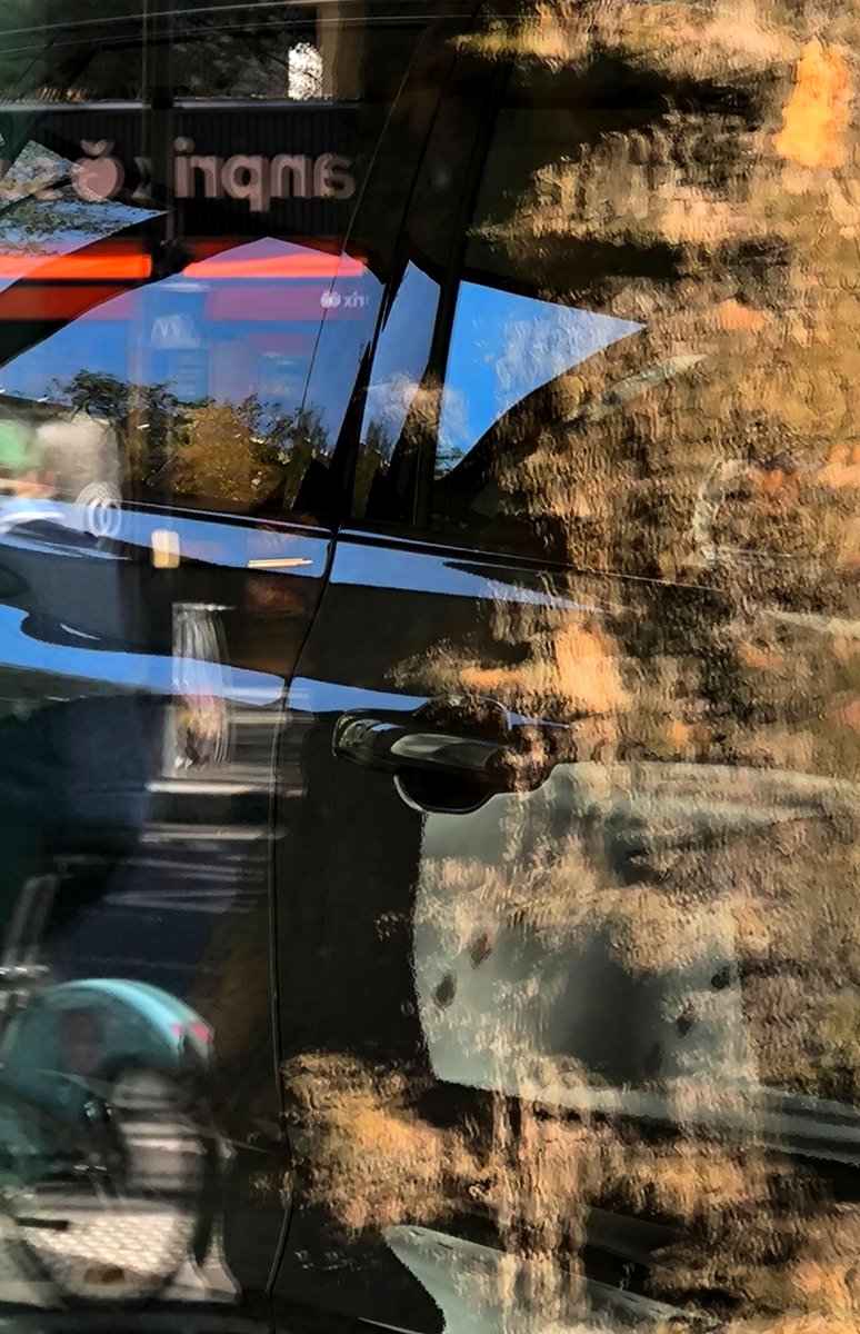 BAvidozo's tweet photo. Je commence une nouvelle série de photographies de rue que j'ai appelé "Street art" parce que l'art est véritablement dans la rue quand on ouvre les yeux.

N° 1 (Paris - France)
#photographie #photography #originalphoto #streetart #Paris #fotografia #reflects #photocolor https://t.co/rOPbw07QC6
