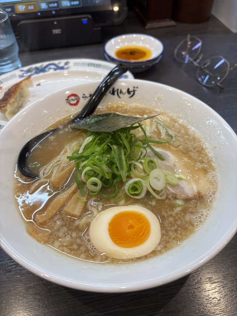 kwengso's tweet photo. 18杯目／365日
山梨県富士吉田市にある「らーめん食堂れんげ」へ
れんげラーメン880円
ミニかつ丼500円
れんげ餃子380円
ハイボール480円

地元の人でかなり混んでるだけあって美味しかったです🍜 https://t.co/xcQmU6L1Gq