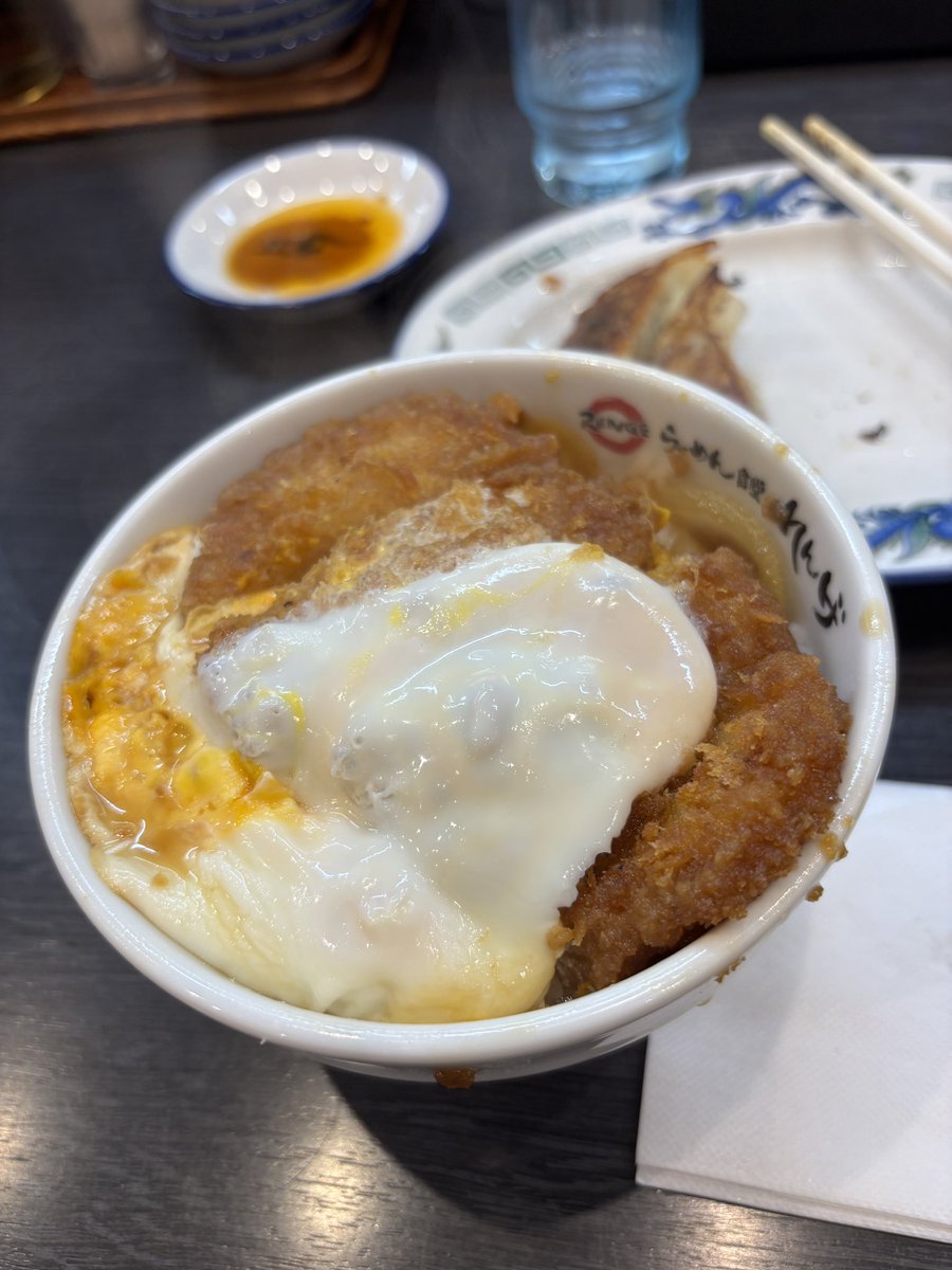 kwengso's tweet photo. 18杯目／365日
山梨県富士吉田市にある「らーめん食堂れんげ」へ
れんげラーメン880円
ミニかつ丼500円
れんげ餃子380円
ハイボール480円

地元の人でかなり混んでるだけあって美味しかったです🍜 https://t.co/xcQmU6L1Gq