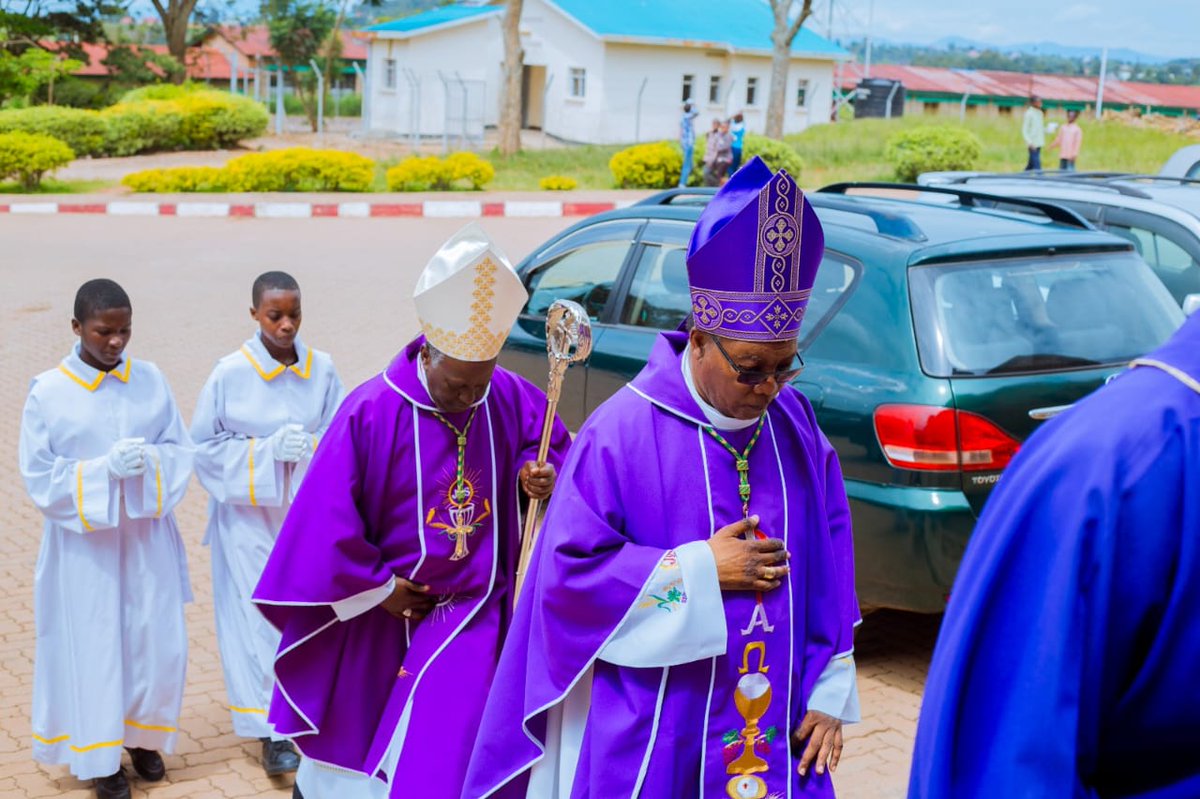 pacis_tv's tweet photo. #Pacistvwaruziko
Mu nyigisho ya Nyiricyubahiro Musenyeri Philipo RUKAMBA uri mu kiruhuko,  yagaragaje ko Abasaseridoti, Abihayimana   bazize Jenoside yakorewe Abatutsi mu 1994 Kiliziya ihora ibibuka.
@DeButare74718 
@Kinyamateka_KM https://t.co/jmAV6n5n59