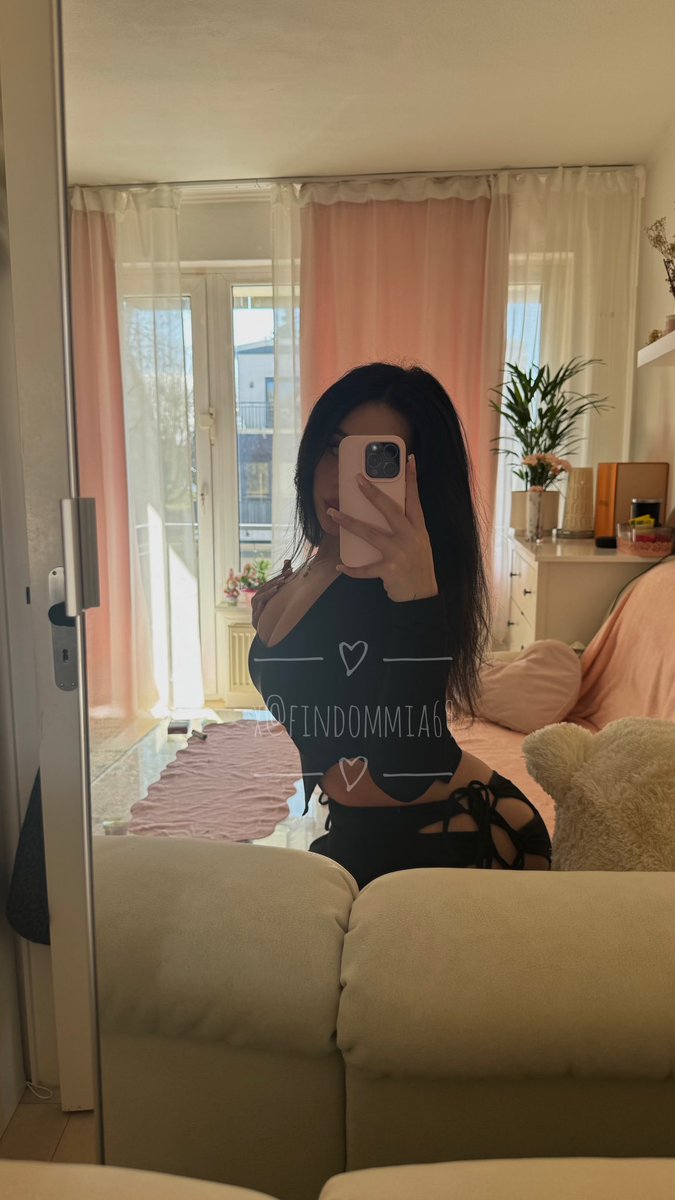 findommia69's tweet photo. Willst du lieber angespuckt werden oder eine Schelle kassieren?🥰 https://t.co/Kc7rSFaw4v