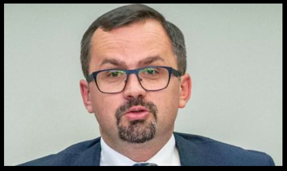 Dla promocji przewału kasy, Marcin Horała zakupił 100 skórzanych kosmetyczek ze znanej warszawskiej pracowni Jana Kielmana.
Za kosmetyczki w komplecie z firmowymi woreczkami, polski podatnik zapłacił 22 000 zł.

PRZYPOMINAM, NIC KURWA NIE WYBUDOWANO.