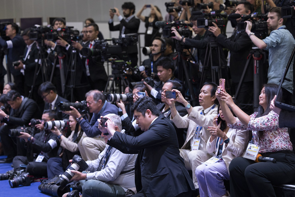 dfat's tweet image. On #WorldPressFreedomDay Australia reaffirms its commitment to media freedom, recognising independent journalism is central in protecting human rights, democracy and peace.