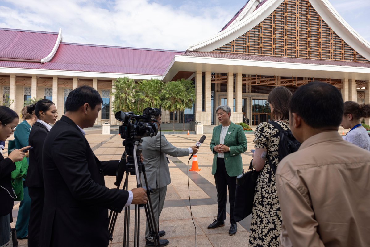 dfat's tweet image. On #WorldPressFreedomDay Australia reaffirms its commitment to media freedom, recognising independent journalism is central in protecting human rights, democracy and peace.