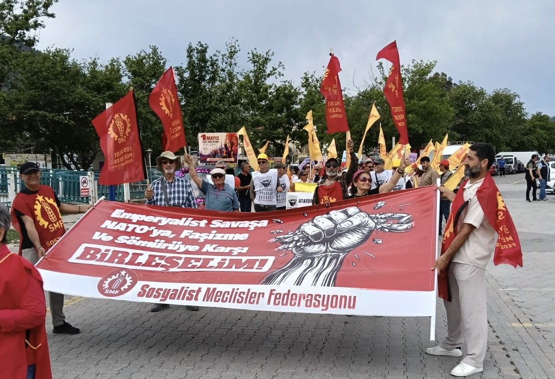 SMFederasyonu's tweet photo. 📍 Muğla Fethiye - 1 Mayıs 2026

Muğla Fethiye 1 Mayıs’ında alandaydık! 

Emperyalist savaşa, NATO’ya, faşizme ve sömürüye karşı birleşelim! 

Yaşasın 1 Mayıs!
Bijî 1 Gulan! https://t.co/70ouGA6tug