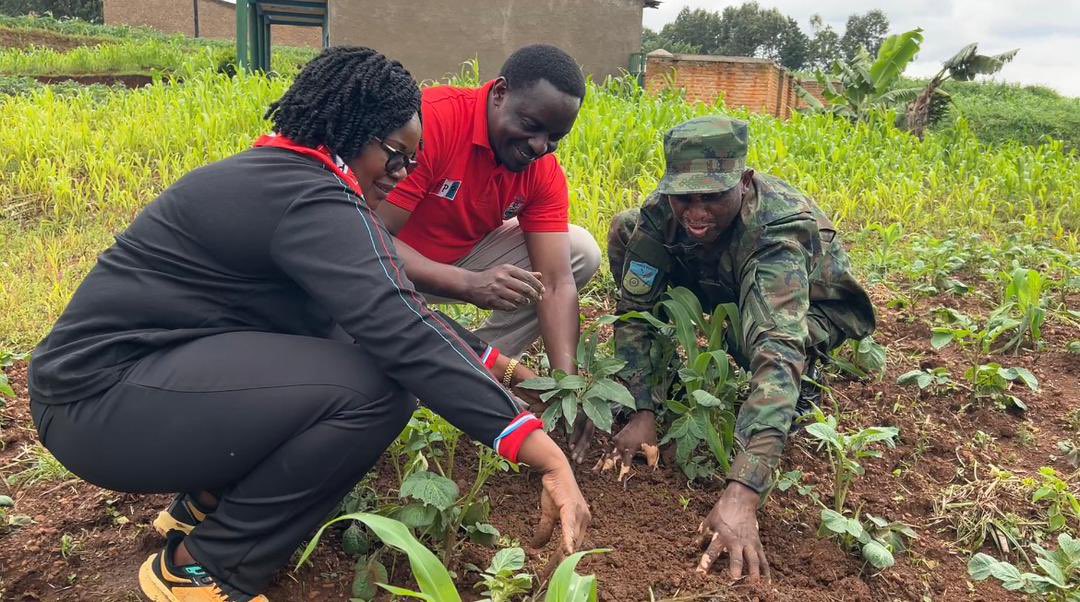 Mamaurwagasabo1's tweet photo. Kuri uyu wa Gatandatu Abanyamuryango ba @rpfinkotanyi bo Ntara y'Amajyaruguru bari mu murenge wa #Cyumba , Mu karere ka @GicumbiDistrict  aho bazindukiye mu muganda udasanzwe wo gutunganya uturima tw' igikoni no gutera ibiti by’imbuto hagamijwe guhangana nikibazo  cy’imirire mibi nigwingira mu bana.

Ubu bukangurambaga bufite insanganyamatsiko igira iti" Tozwa kurya neza ubigizemo uruhare"

@RwandaNorth  #MamaURwagasaboTV