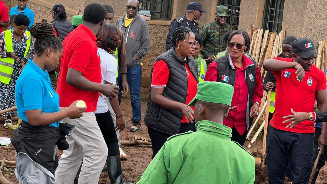 Mamaurwagasabo1's tweet photo. Kuri uyu wa Gatandatu Abanyamuryango ba @rpfinkotanyi bo Ntara y'Amajyaruguru bari mu murenge wa #Cyumba , Mu karere ka @GicumbiDistrict  aho bazindukiye mu muganda udasanzwe wo gutunganya uturima tw' igikoni no gutera ibiti by’imbuto hagamijwe guhangana nikibazo  cy’imirire mibi nigwingira mu bana.

Ubu bukangurambaga bufite insanganyamatsiko igira iti" Tozwa kurya neza ubigizemo uruhare"

@RwandaNorth  #MamaURwagasaboTV