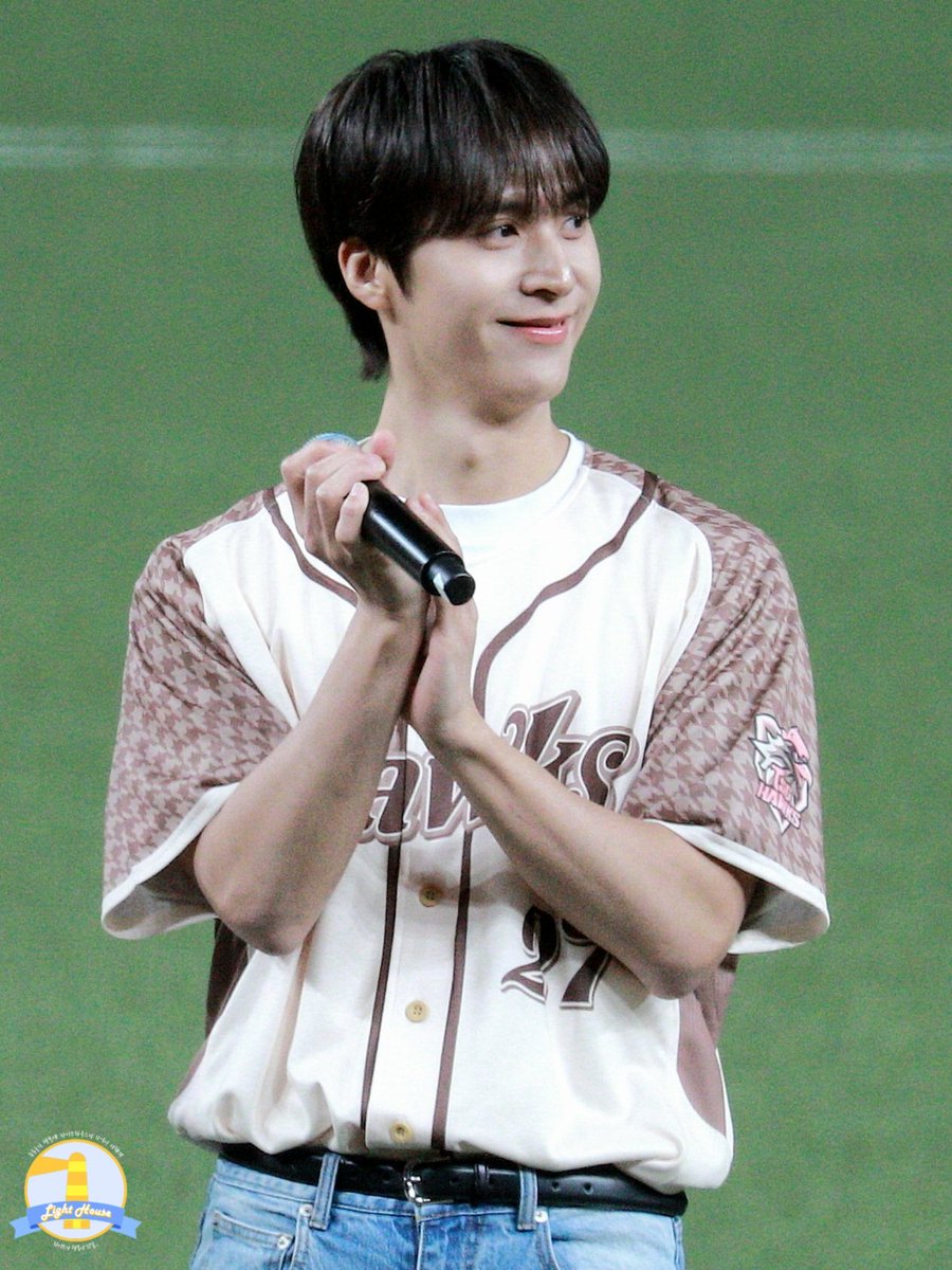 LIGHTHOUSE_66's tweet image. 260502 타이강 호크스 시구 #동운 ⚾️💜

야구장 견학 온 것 같아 ㅋㅋ😁😁
#하이라이트 #HIGHLIGHT #비스트 #BEAST 
#손동운 #SONDONGWOON @beastdw