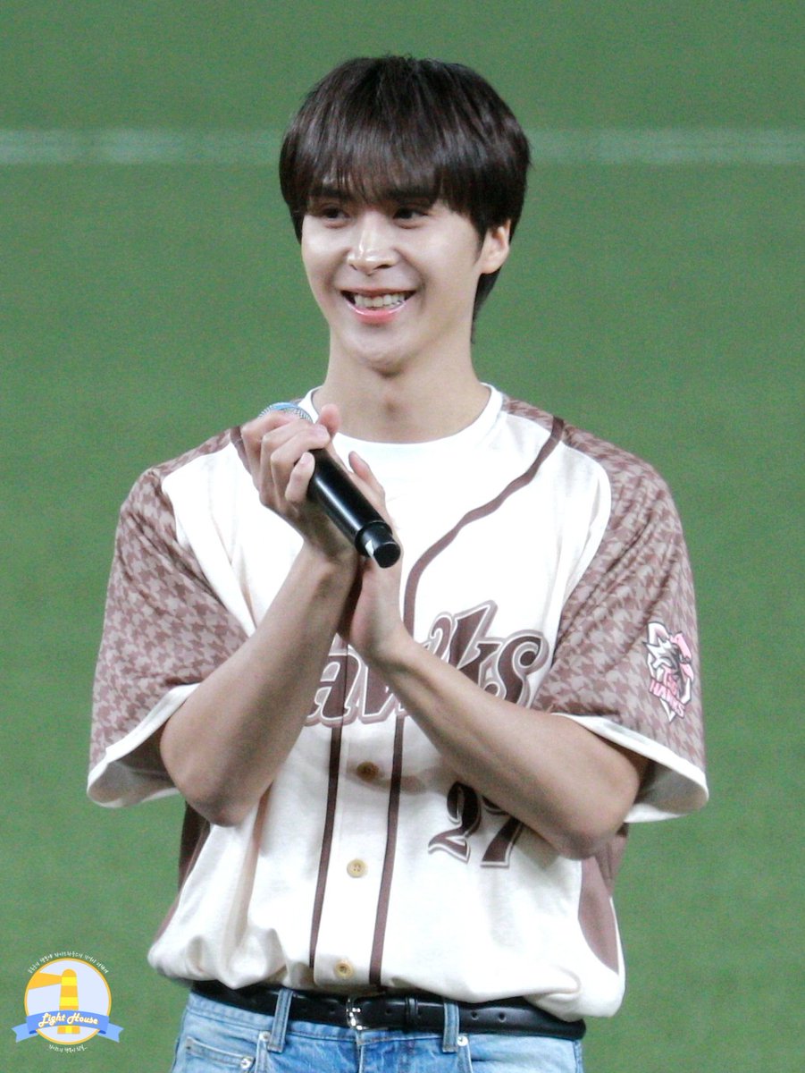 LIGHTHOUSE_66's tweet image. 260502 타이강 호크스 시구 #동운 ⚾️💜

야구장 견학 온 것 같아 ㅋㅋ😁😁
#하이라이트 #HIGHLIGHT #비스트 #BEAST 
#손동운 #SONDONGWOON @beastdw
