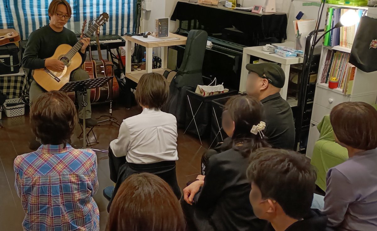 LiveBarBeevamp's tweet photo. 先週4/25に行われた
『Pop covers on classical guitar』の模様をお届けします📷

ご来場いただいた皆様、本当にありがとうございました！

https://t.co/eSzjIKjH8D

#ビーバンプ #ライブバー 
#クラシックギター #出演者募集 #学生大歓迎 https://t.co/woPPlDWH4O