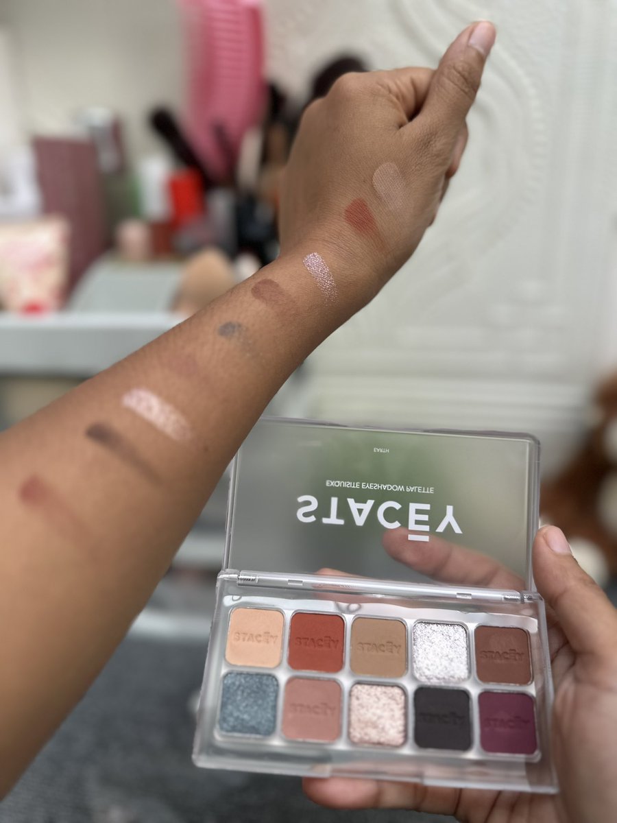 lin_di_bali's tweet image. TERNYATA INI YG DICARI Eyeshadow creamy, gampang diblend, warna keluar natural sampai bold tanpa ribet.

Stacey Exquisite Eyeshadow Palette | 10 Shades Creamy &amp;amp; Pigment Waterproof
link shopee :
s.shopee.co.id/9zuG1xMnp7

#eyeshadow #makeup #review
