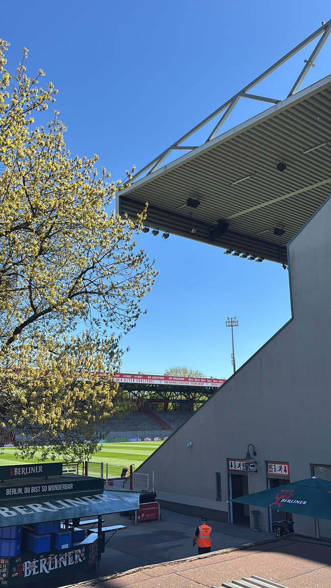 fcunion_en's tweet photo. Morning, Unioner. Blue skies? Sunshine? A massive game ahead in front of a sold out Alte Försterei? Eisern! #FCUFCK | #fcunion https://t.co/ZyLaxBEkio