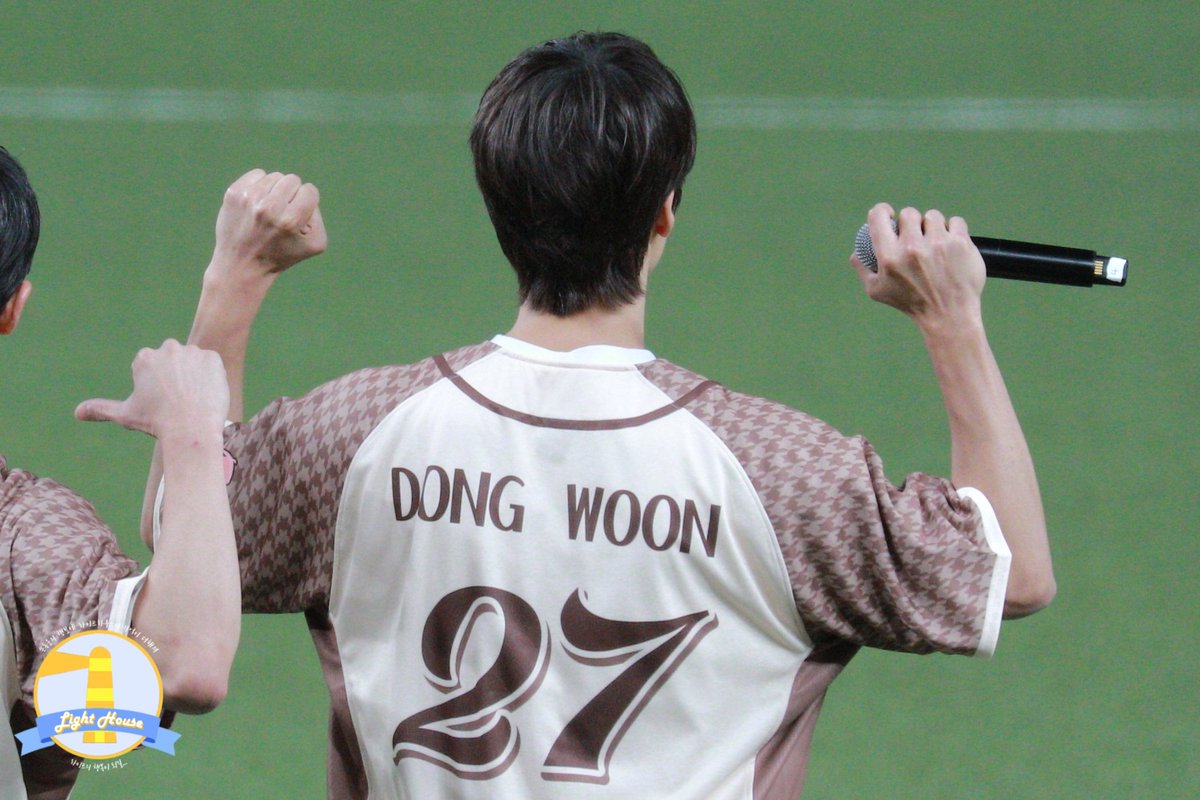 LIGHTHOUSE_66's tweet image. 260502 타이강 호크스 시구 #동운 ⚾️💜

유니폼이 왜이리 잘 어울려 아~~~~~~
#하이라이트 #HIGHLIGHT #비스트 #BEAST 
#손동운 #SONDONGWOON @beastdw