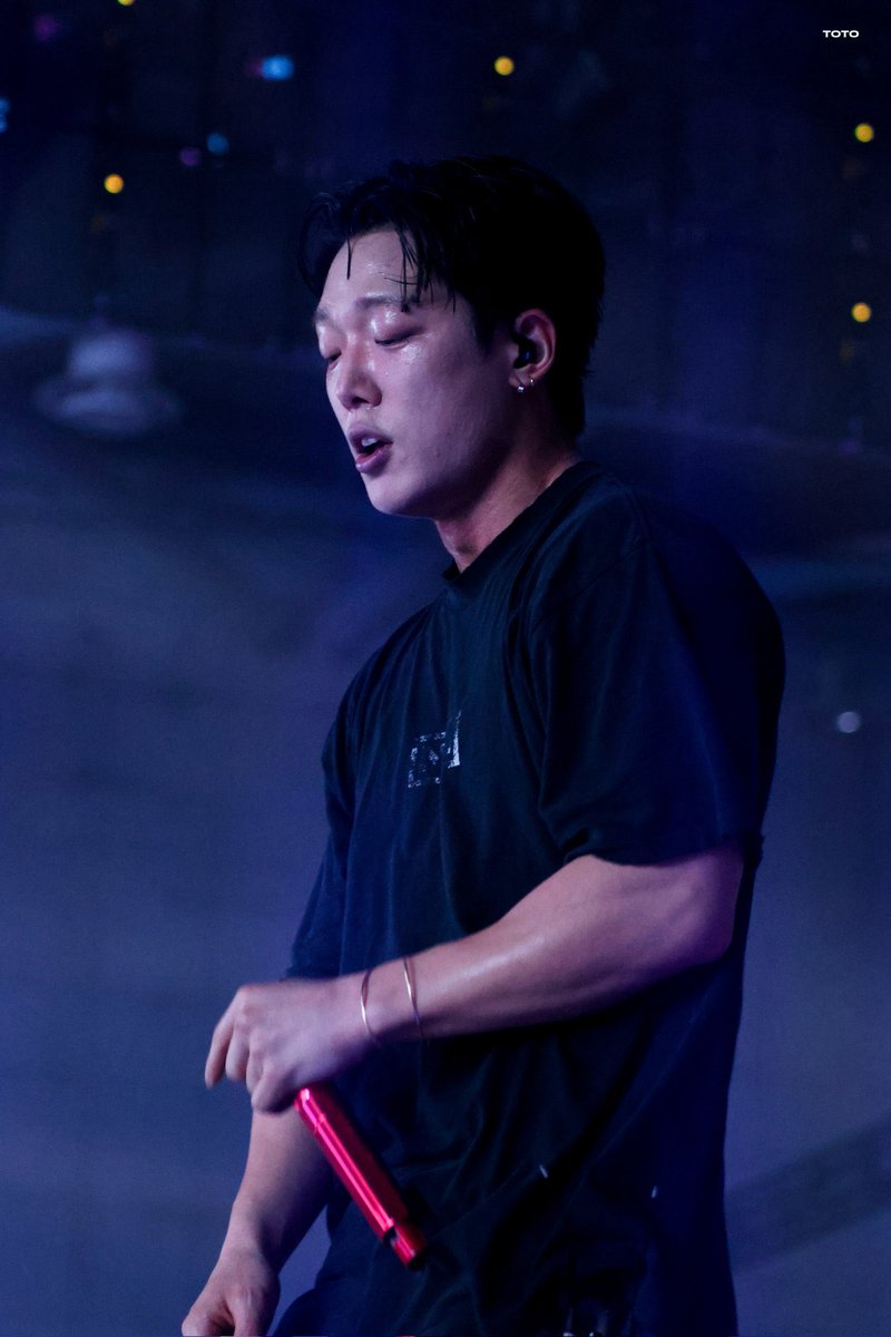 This man is insanely hot 🥵

#BOBBYonHiphopplaya2026 
#BOBBY #바비 <a href="/bobbyranika/">김지</a>