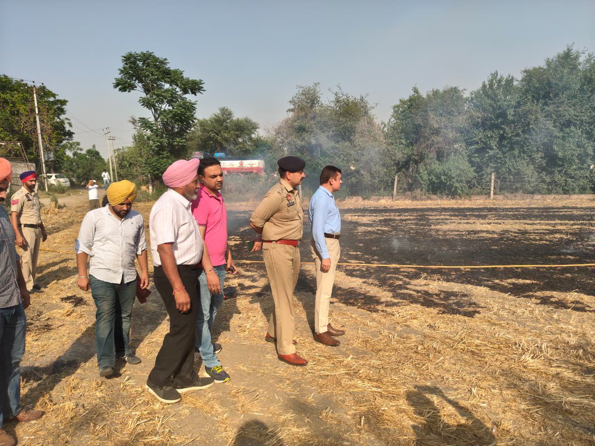 SangrurPolice's tweet image. DC and SSP #Sangrur personally visited various villages across the district to ensure strict vigilance against wheat stubble burning incidents. Stubble fires were doused on the spot, and the public was encouraged to #StopStubbleBurning and adopt sustainable alternatives