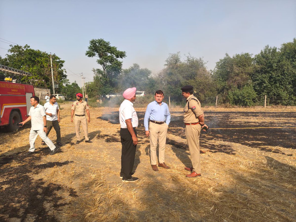 SangrurPolice's tweet image. DC and SSP #Sangrur personally visited various villages across the district to ensure strict vigilance against wheat stubble burning incidents. Stubble fires were doused on the spot, and the public was encouraged to #StopStubbleBurning and adopt sustainable alternatives