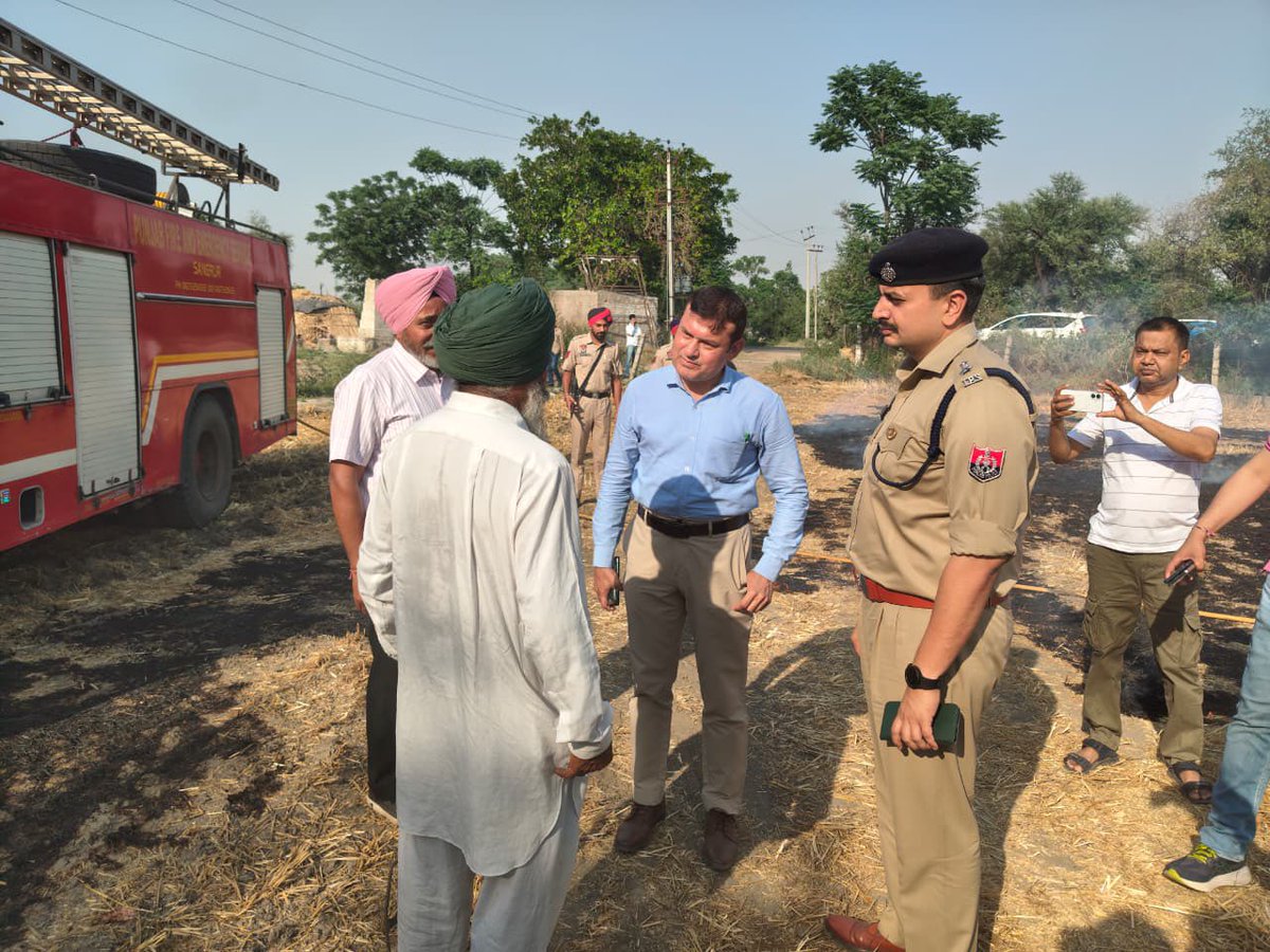 SangrurPolice's tweet image. DC and SSP #Sangrur personally visited various villages across the district to ensure strict vigilance against wheat stubble burning incidents. Stubble fires were doused on the spot, and the public was encouraged to #StopStubbleBurning and adopt sustainable alternatives