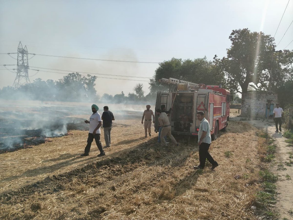SangrurPolice's tweet image. DC and SSP #Sangrur personally visited various villages across the district to ensure strict vigilance against wheat stubble burning incidents. Stubble fires were doused on the spot, and the public was encouraged to #StopStubbleBurning and adopt sustainable alternatives