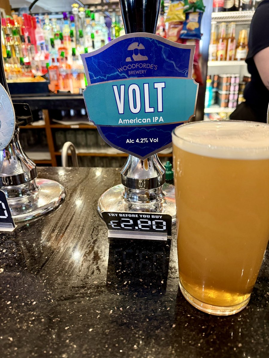 rwnash's tweet image. Volt - Woodforde’s Brewery - 4.2% ABV. B+ and a bit. Hop forward bitter. Pleasant malt base with hints of fruit and pine #ale #beer #bier  

3.3/5. US Hops in a UK Pint. Have a feeling the cellar in The Bridge House is too cool. Pint better as it warms up.