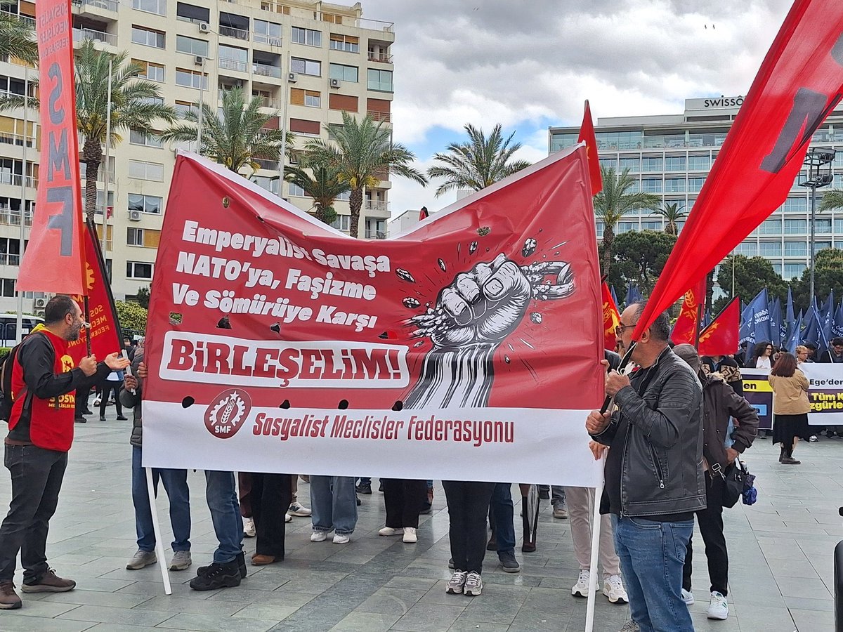 SMFederasyonu's tweet photo. 📍 İzmir - 1 Mayıs 2026

İzmir 1 Mayıs’ında alandaydık! 

Emperyalist savaşa, NATO’ya, faşizme ve sömürüye karşı birleşelim! 

Yaşasın 1 Mayıs!
Bijî 1 Gulan! https://t.co/z0WCfEYE5r