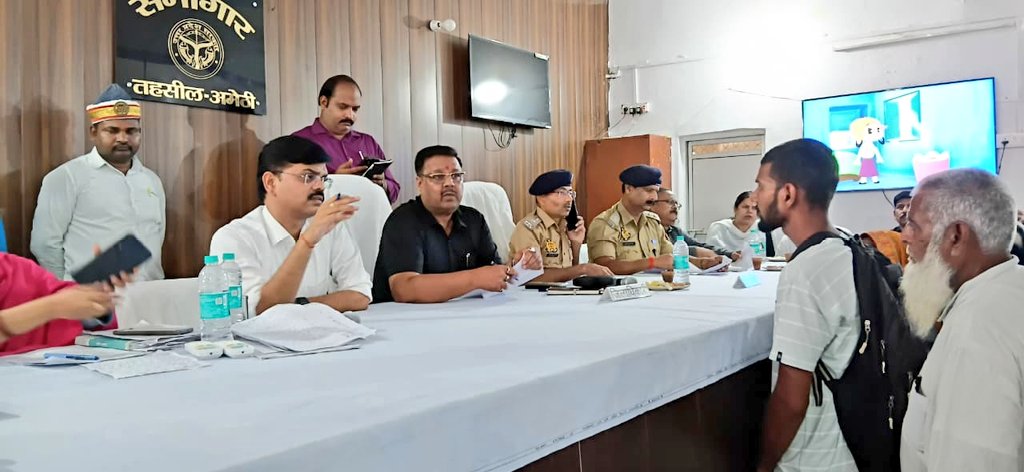 आज दिनांक 02.05.2026 को तहसील अमेठी में आयोजित "सम्पूर्ण समाधान दिवस" के दौरान जनसामान्य की शिकायतों को सुनकर मौके पर संबंधित अधिकारियों को समयबद्ध व गुणवत्तापूर्ण निस्तारण के निर्देश दिए।