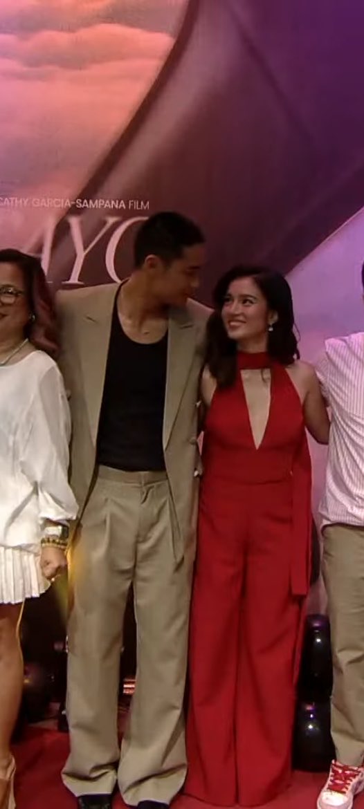 LUH MAY SARILING MUNDO YAN SILA HAHSHAHAHA

TAYO SA WAKAS TRAILER 

#TayoSaWakasMediaLaunch
#DonnyPangilinanAsCisco
#BelleMarianoAsCheska