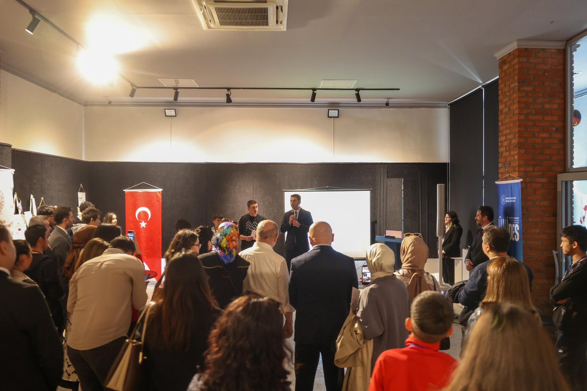 enes_efendioglu's tweet photo. ÜNİDES kapsamında desteklediğimiz içimize dokunan, unutulmaz bir proje.

Devlet Koruması altındaki gençlerimizin hayallerini çizdikleri eserlerle açılan sergide mutlulukla tüm eserleri inceledik, kardeşlerimizin hayallerini kendilerinden dinledik.

Hayallerinizi gerçekleştirebilecek imkan ve motivasyona sahipsiniz gençler, devletiniz, Bakanlıklarınız da daima yanınızda. 🇹🇷

Emek veren tüm paydaşlara teşekkürler.